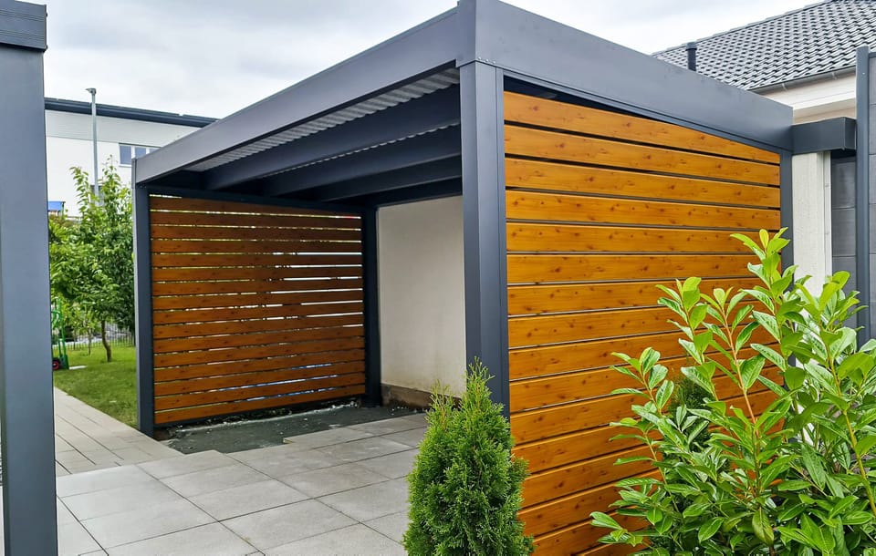 Carport mit Holzoptik-Paneelen