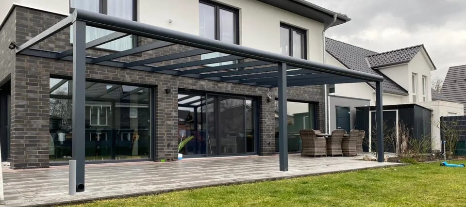 Terrassendach über einer großen Holzterrasse