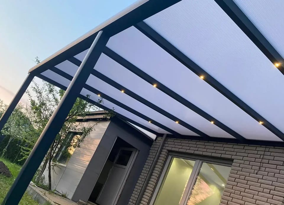 Terrassendach mit LED-Sparrenbeleuchtung
