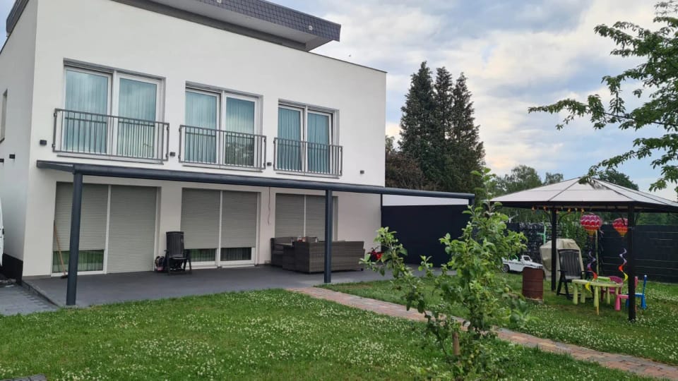 Terrassendach an einem modernen weißen Haus
