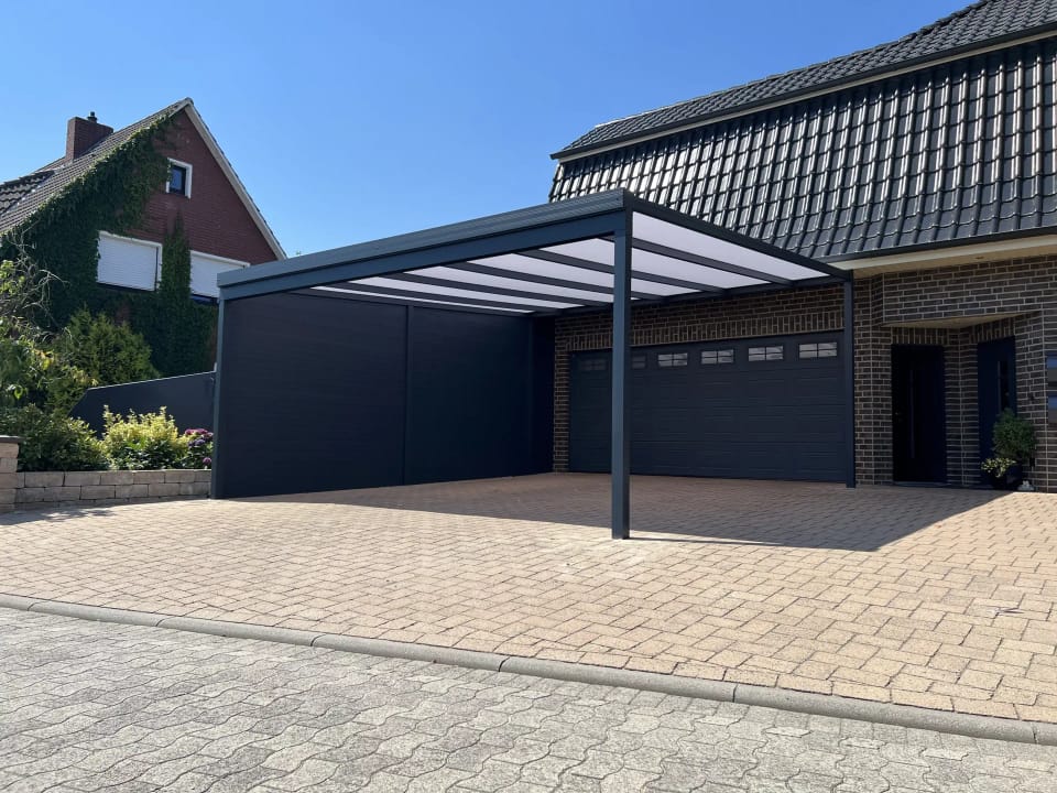 Aluminium-Carport vor einer Doppelgarage