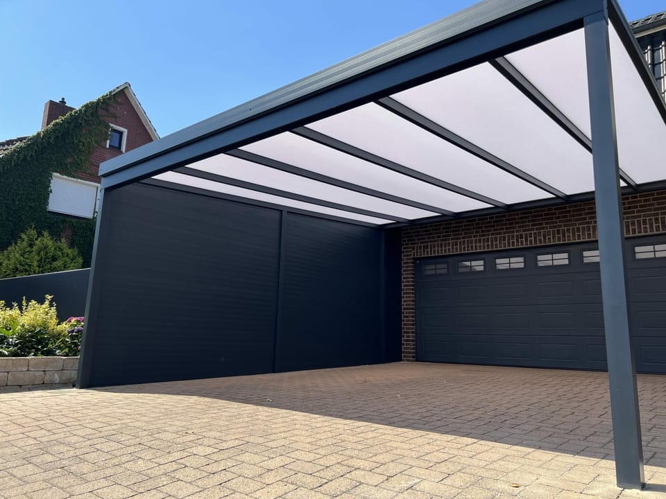 Carport mit Lichtdach vor einer Garage